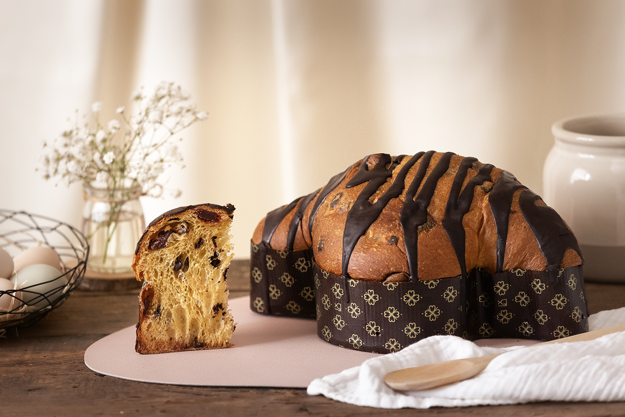 Colomba artigianale con fragole e cioccolato