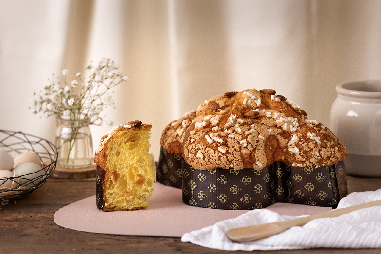 Colomba artigianale con glassa di mandorle e canditi di arancio